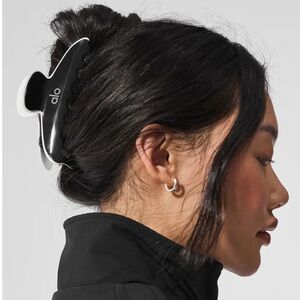 Alo yoga outline claw clip NWOT